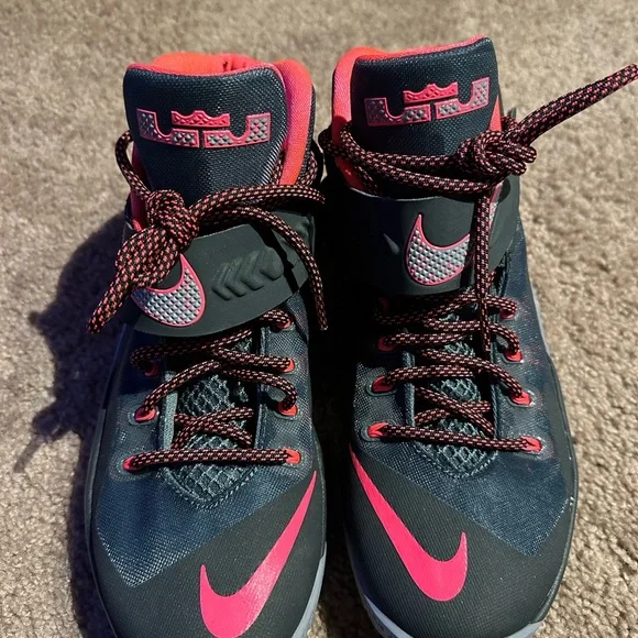 Nike Black and Pink Mesh Athletic Sneaker Nike Girls Floral Mesh Sneakers Black Pink Lightweight Low  main image 2